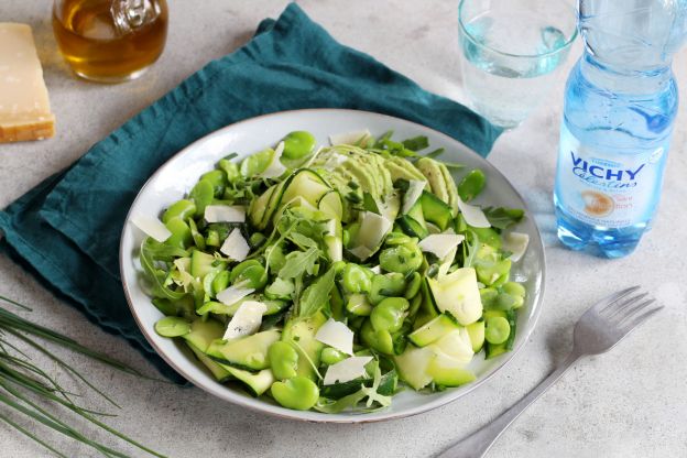 Insalata con zucchine, fagioli, avocado, rucola e Parmigiano Reggiano