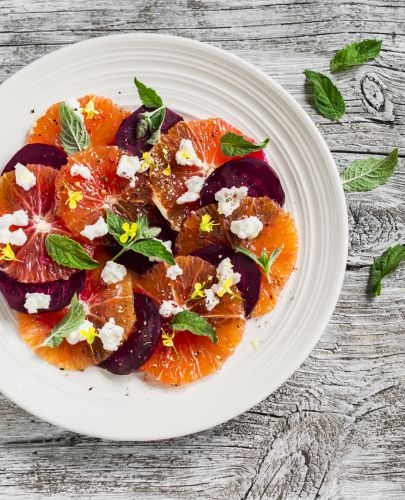 Insalata di barbabietola e arancia a strati con feta e menta