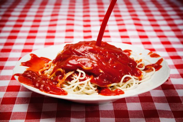 1. Mettere il ketchup nella pasta