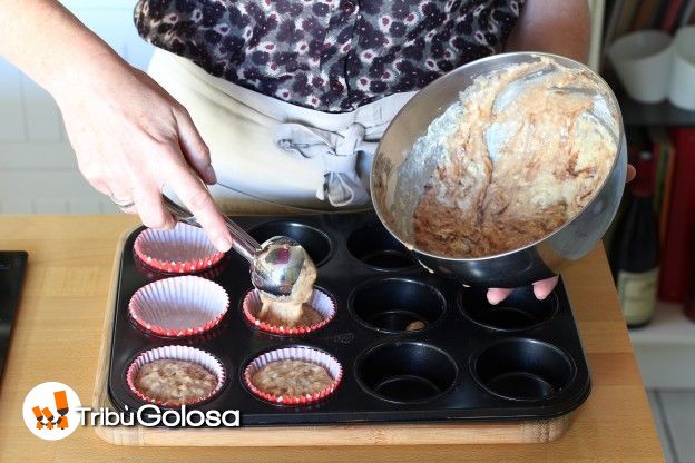 Versate l'impasto in degli stampini di carta per muffin