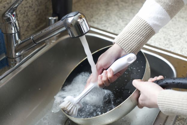 Non lavare le padelle in teflon con il sapone.