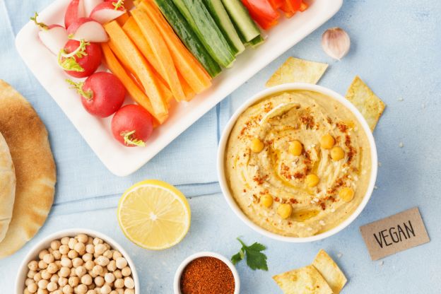 Bastoncini di verdure con hummus