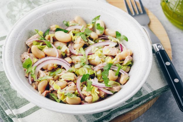 Insalatona di tonno, fagioli cannellini e sedano