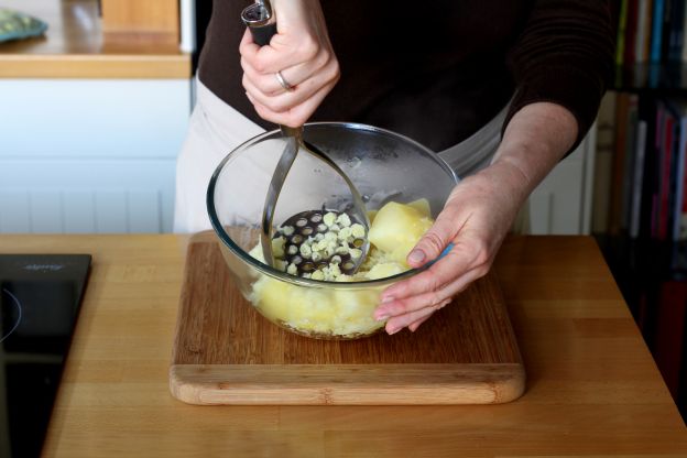 Schiacciare le patate con un mixer