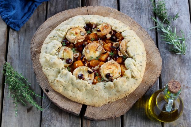 Torta salata rustica con zucca, formaggio caprino e nocciole