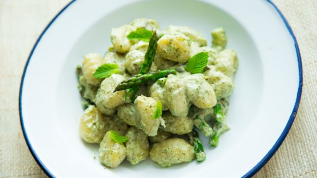 Gnocchi con asparagi e crema di gorgonzola