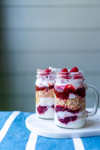 Yogurt con marmellata e granola