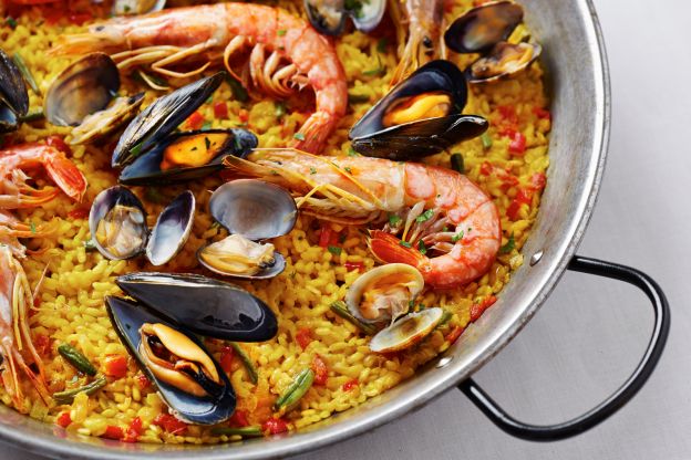 Paella di pesce fresco con peperoni