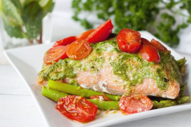 Salmone al cartoccio con pesto e pomodorini