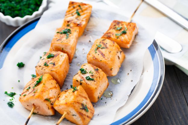 Spiedini di salmone grigliato