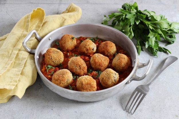 Polpette di lenticchie e quinoa in salsa di pomodoro