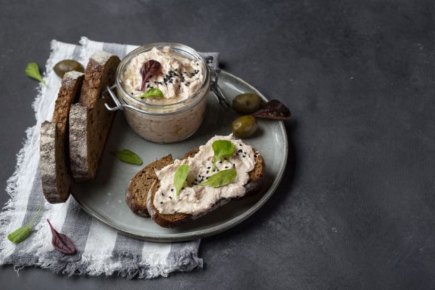 Tartine con mousse di tonno e peperoni