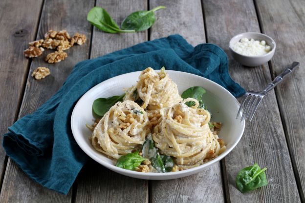 Linguine in salsa cremosa di ricotta e noci con teneri spinaci