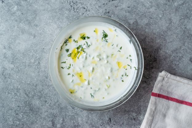 preparazione della salsa cacik