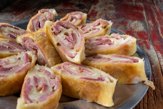 Rotolo salato con prosciutto e formaggio