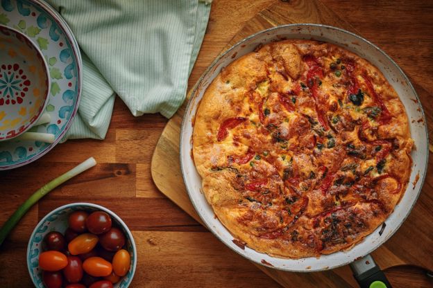 Frittata (anche fredda) di peperoni, pancetta e basilico