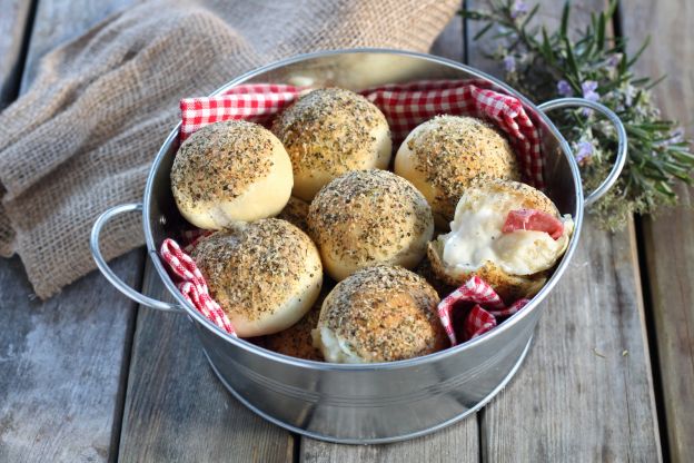 3. Panini ripieni con cuore filante di mozzarella