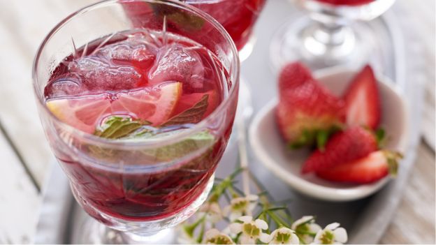 Sangria alle fragole e frutta fresca