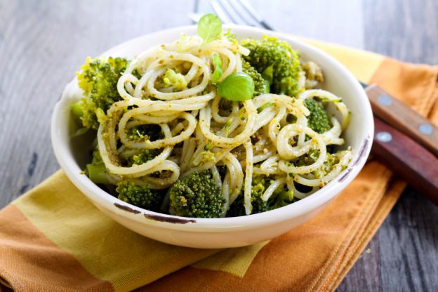 Pasta al pesto con i broccoli