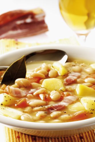 Minestra di farro allo speck con patate e fagioli cannellini