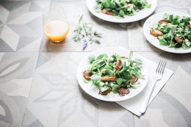 Insalata di porcini con aglio e crescione