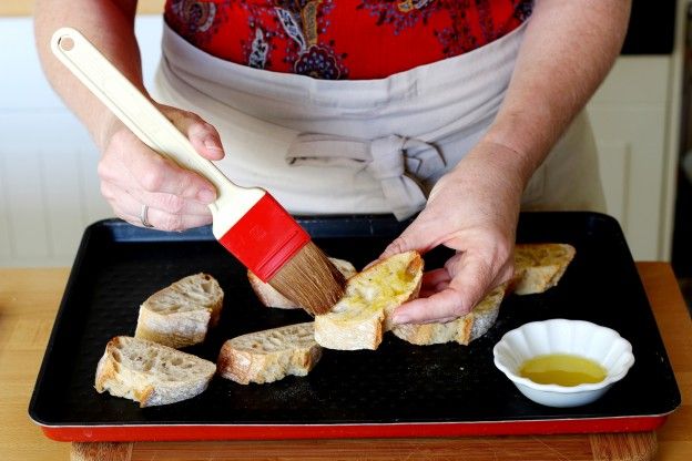 Spennellate il pane con l'olio d'oliva