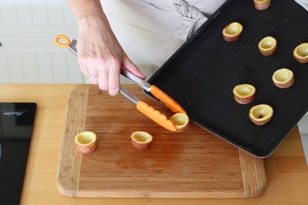 Togliete le patate cotte dalla placca del forno