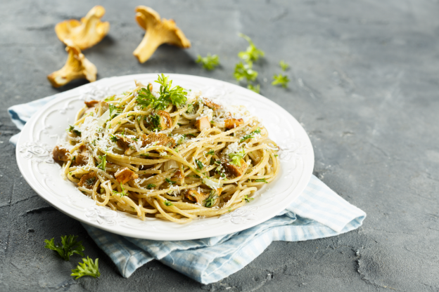 Spaghetti con finferli e prezzemolo