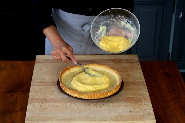 Stendete la crema al limone