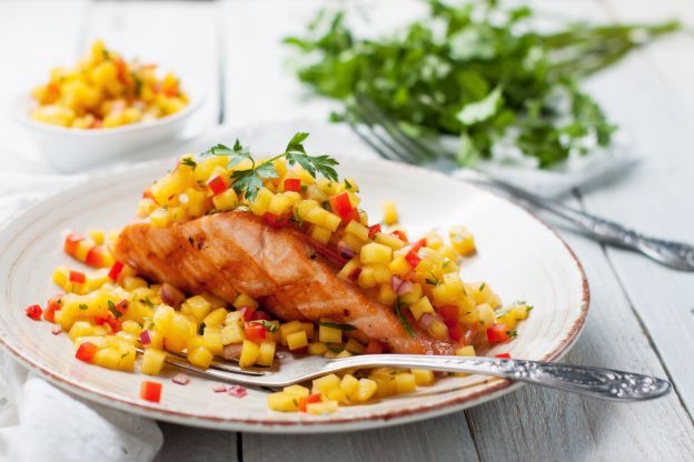 Salmone alla griglia in salsa tropicale