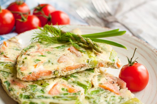 Frittata con salmone e asparagi verdi