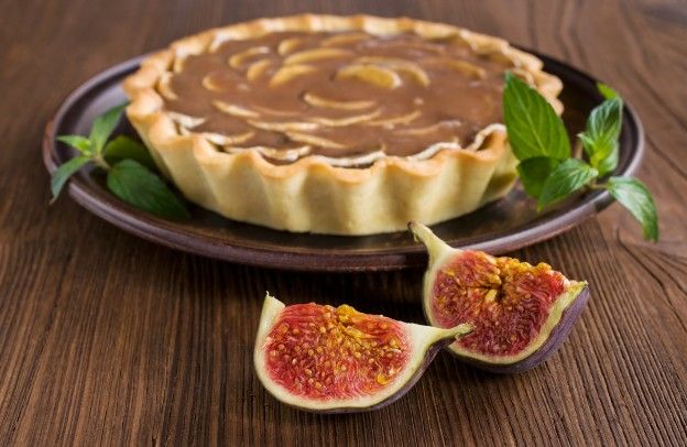 Crostata ai fichi, banane e caramello