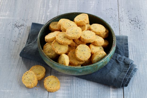 Biscotti al Parmigiano Reggiano, curry e semi di papavero