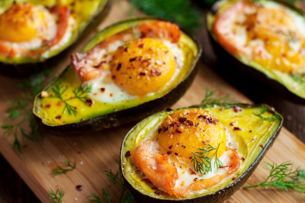 Avocado al forno con salmone affumicato e uova