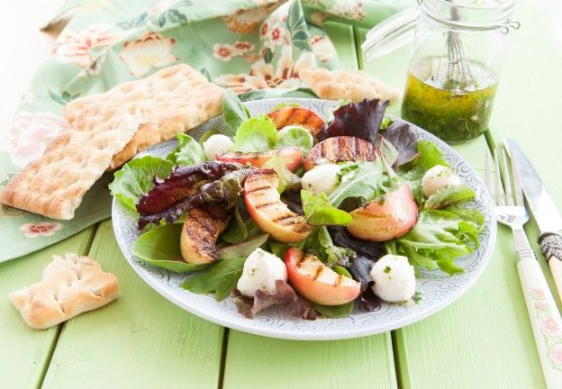 Insalata di lattuga e pesche grigliate