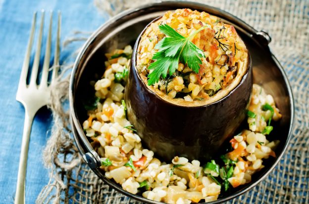 Melanzane ripiene con noci e feta