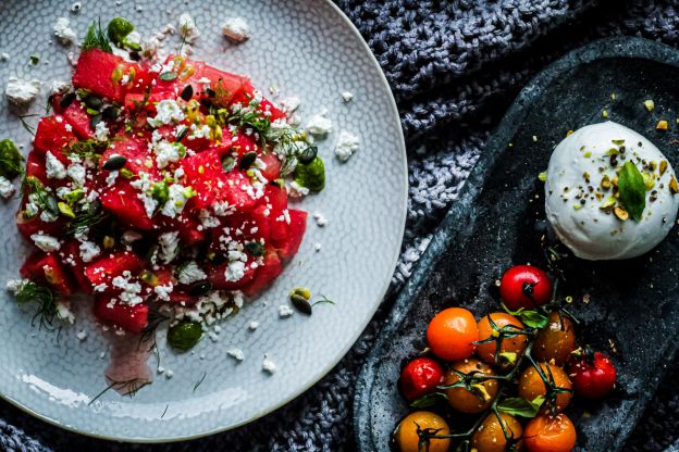 Insalata d'anguria al pesto con burrata