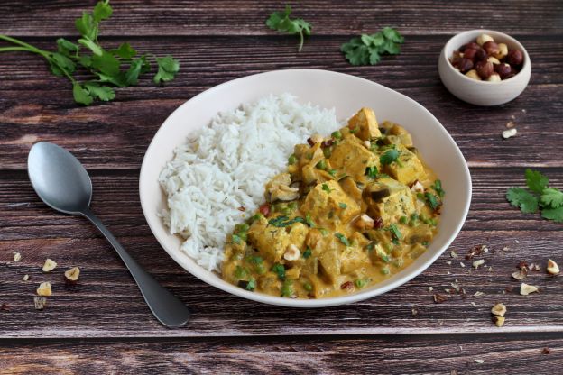 Curry cremoso con nocciole e tofu