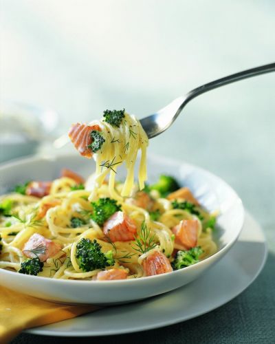 spaghetti con broccoli e salmone