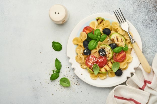 Farfalle pomodorini, zucchine e feta