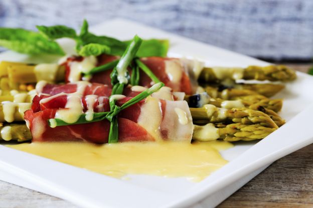 Involtini di asparagi, speck e scamorza