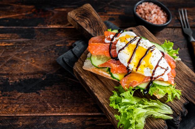 Pane avocado e salmone con uovo in camicia