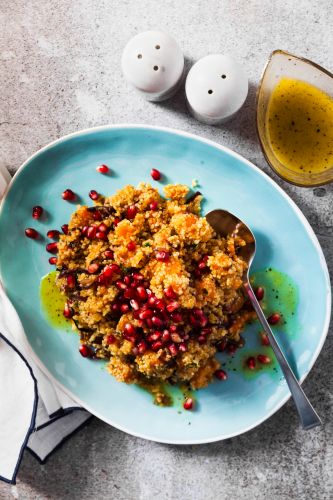 Insalata di quinoa, patata dolce e melograno