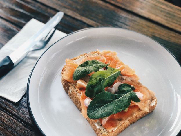 Toast al salmone affumicato