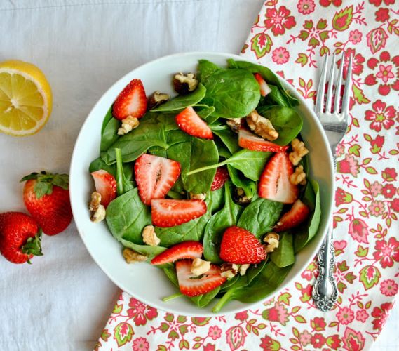 Insalata di spinaci e fragole con salsa dolce al limone