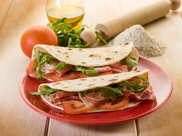 Piadina con stracchino, prosciutto e insalata