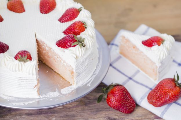 Torta primavera, con fragole e meringa