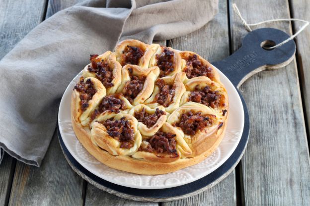 Torta salata con ripieno di manzo