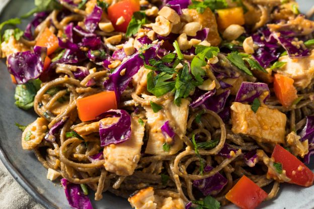 Insalata fredda con noodle e pollo alle arachidi