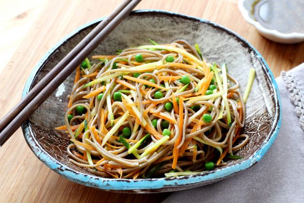 Insalata di spaghetti soba con verdure